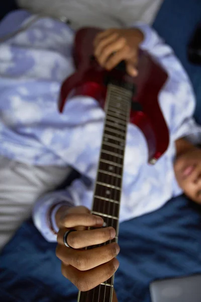 Concentre Mão Jovem Músico Masculino Cordas Guitarra Elétrica Tocando Enquanto — Fotografia de Stock