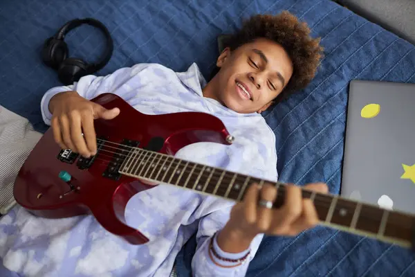 Alto Ângulo Adolescente Feliz Casualwear Segurando Guitarra Elétrica Tocá Enquanto — Fotografia de Stock