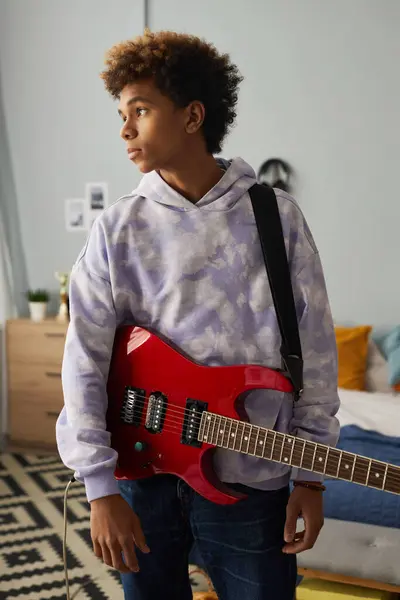 Sereno Adolescente Con Guitarra Eléctrica Colgando Hombro Pie Delante Cámara — Foto de Stock