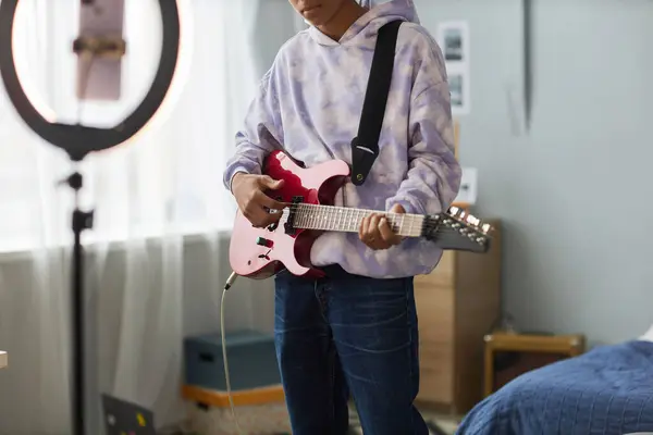 Tiro Cortado Menino Jovem Jeans Capuz Tocando Guitarra Elétrica Enquanto — Fotografia de Stock