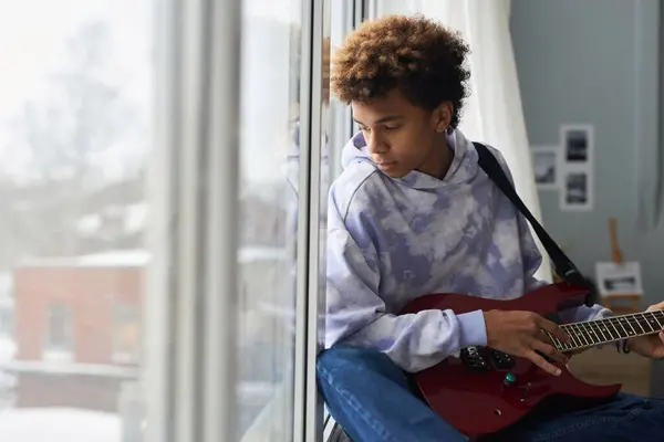 Menino Adolescente Com Capuz Jeans Azuis Tocando Guitarra Elétrica Lazer — Fotografia de Stock