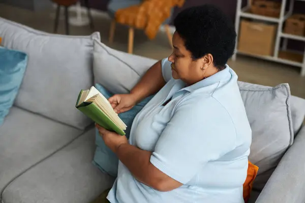 Vista Lateral Mujer Negra Senior Camiseta Relajante Cómodo Sofá Con — Foto de Stock