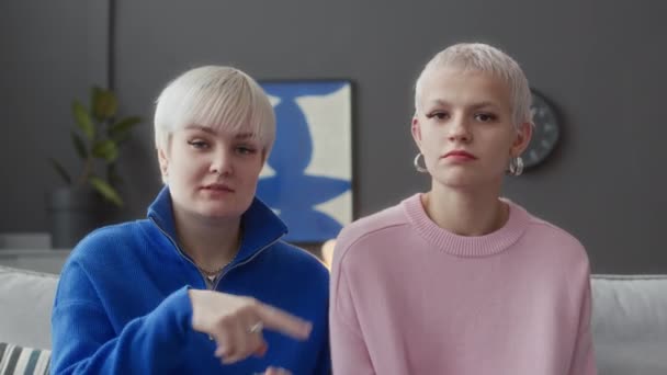 Tailliert Von Zwei Kaukasischen Freundinnen Mit Kurzen Blonden Frisuren Die — Stockvideo