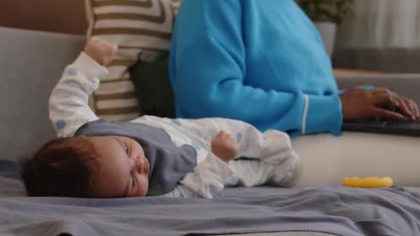Fechar Menino Recém Nascido Bonito Deitado Costas Sofá Macio Com — Vídeo de Stock