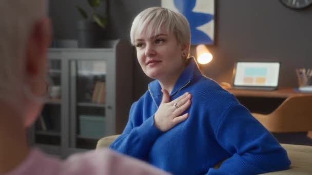 Över Axeln Icke Talande Ung Kaukasisk Kvinna Pratar Med Kvinnlig — Stockvideo