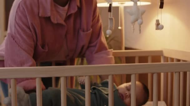 Gehakt Schot Van Onherkenbare Zorgzame Moeder Zetten Schattige Kleine Jongen — Stockvideo