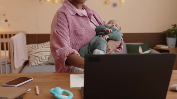 Taille Van Jonge Biraciale Vrouw Met Slapende Baby Haar Armen — Stockvideo