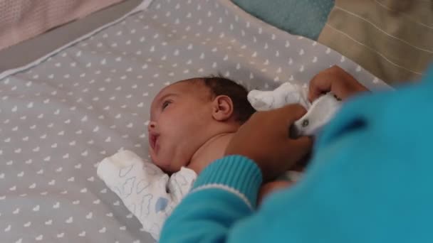 Über Der Schulter Einer Unkenntlich Gemachten Afroamerikanerin Die Ihren Neugeborenen — Stockvideo