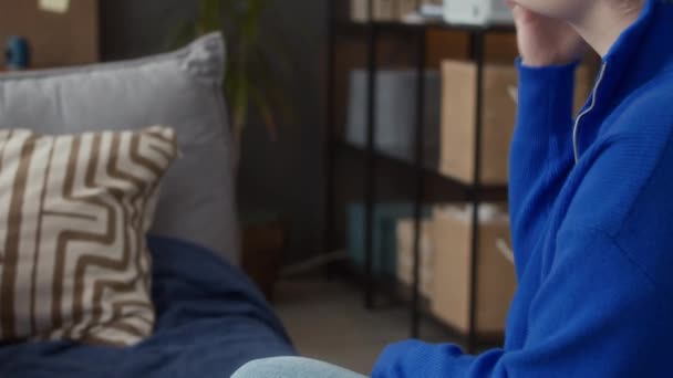 自宅で友人との会話中に手話を使った若い白人女性のチルトショット — ストック動画