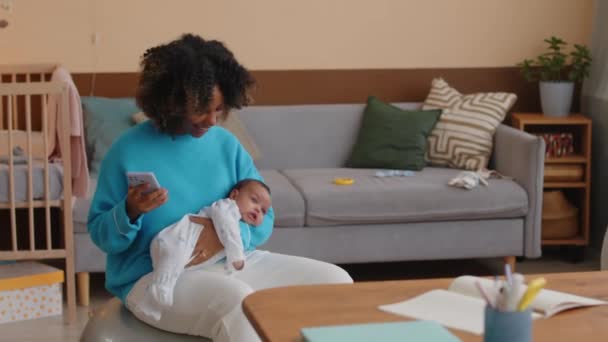 Mediana Toma Joven Madre Cariñosa Con Bebé Brazo Usando Teléfono — Vídeo de stock
