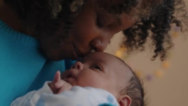 Médio Closeup Com Lentidão Jovem Mãe Carinhosa Beijando Testa Seu — Vídeo de Stock