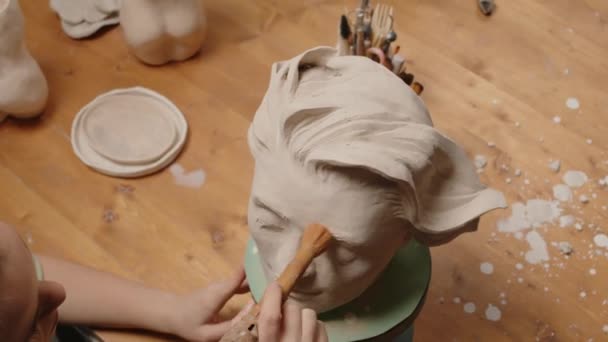 Shot Caucasian Female Artisan Creating Female Head Made Clay Standing — Stock Video