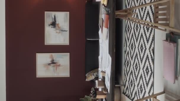 Вертикальний Ляльковий Знімок Сучасного Робочого Простору Творчого Дизайнера Інтер Єру — стокове відео