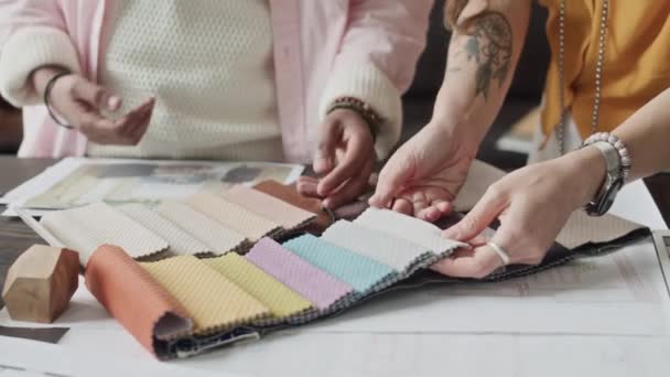 两个难以辨认的男女设计师在创意工作室一起设计项目的同时 用样品调色板选择房屋装修颜色的剪影 — 图库视频影像