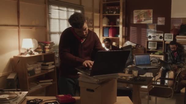 Середній Знімок Хлопця Бірао Який Використовує Ноутбук Виступає Дротовому Червоному — стокове відео