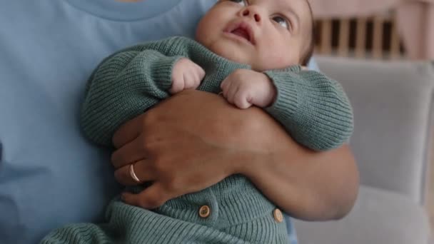 喜んだ若い黒人女性が腕に赤ん坊の息子を抱き 小さな額にキスする中間クローズアップ — ストック動画