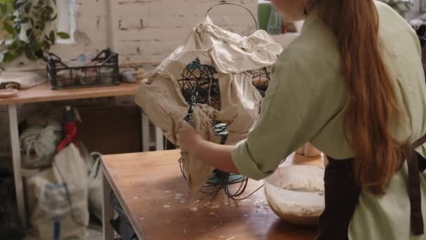 Вид Сзади Средний Снимок Женщины Скульптора Создающей Арматуру Гипсовой Проволоки — стоковое видео