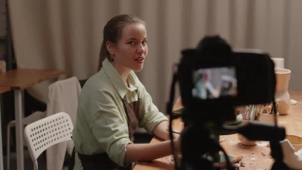 Περίμενε Μια Νεαρή Καυκάσια Γλύπτρια Που Ηχογραφεί Βίντεο Οδηγίες Για — Αρχείο Βίντεο