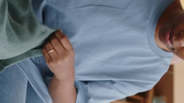 Gündüz Vakti Evde Birlikte Otururken Bir Aylık Bebek Oğlunu Şirin — Stok video
