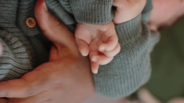 Bir Boyunca Kollarında Yatıp Ağlayan Sevecen Bir Annenin Dikey Yakın — Stok video