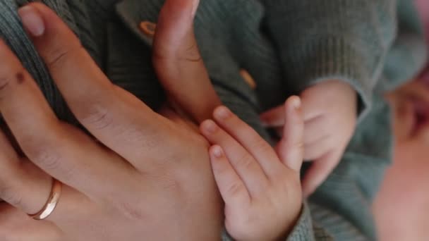 Fechar Vertical Mãe Irreconhecível Segurando Menino Pequeno Usando Malha Romper — Vídeo de Stock