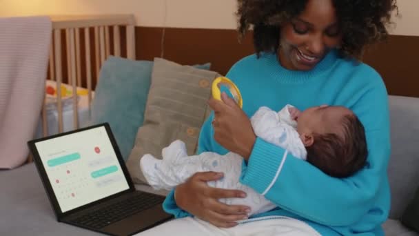 Média Tiro Jovem Mãe Carinhosa Sentado Sofá Lado Laptop Reconfortante — Vídeo de Stock