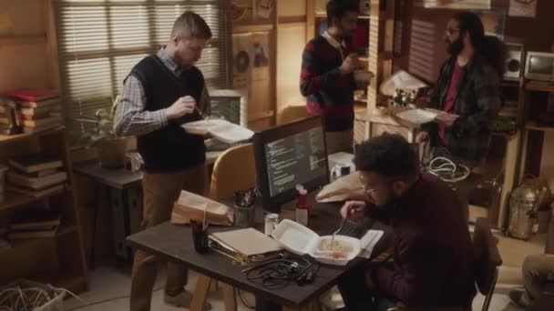 Groep Etnisch Diverse Mannelijke Programmeurs Lunchen Samen Ouderwets Appartement Met — Stockvideo