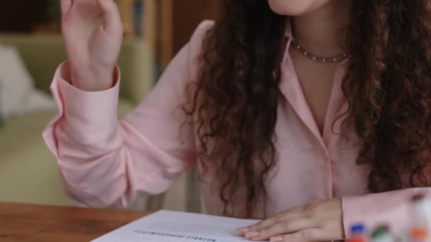 Нахилений Знімок Молодої Кавказької Жінки Працює Дому Обговорює Бізнес Документи — стокове відео