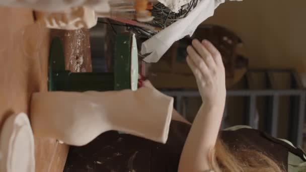 Escultor Femenino Caucásico Trabajando Con Tela Yeso Mientras Crea Escultura — Vídeos de Stock