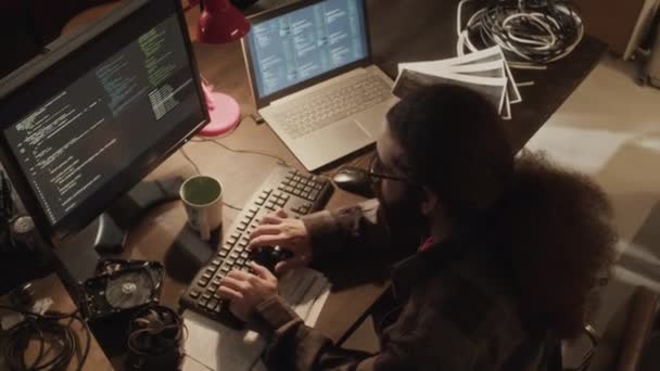 Arriba Plano Pelo Largo Medio Oriente Hacker Escribir Código Programa — Vídeos de Stock