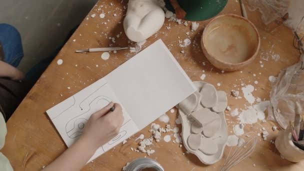 Κάτοψη Μιας Νεαρής Γλύπτριας Που Ζωγραφίζει Την Αφαίρεση Μπλοκ Ζωγραφικής — Αρχείο Βίντεο