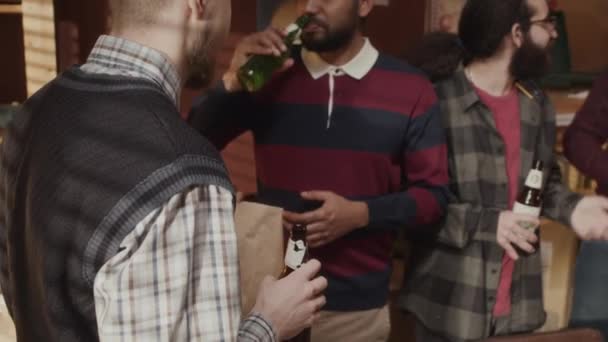 Mediana Toma Multirracial Joven Grupo Amigos Varones Beber Cerveza Charlar — Vídeos de Stock