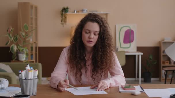 Die Junge Kaukasische Geschäftsfrau Mit Den Langen Lockigen Haaren Sitzt — Stockvideo