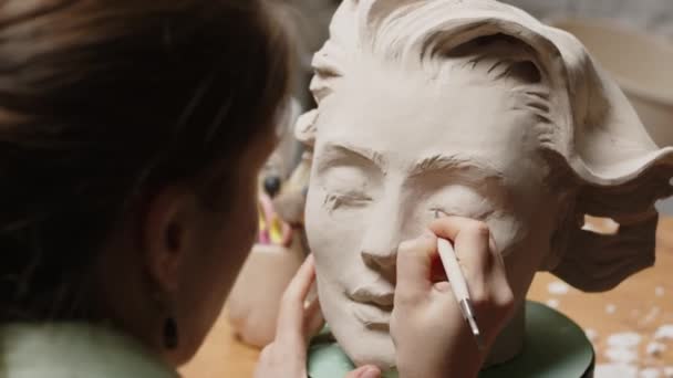 Sobre Hombro Escultora Usando Herramienta Escultura Mientras Crea Busto Joven — Vídeo de stock