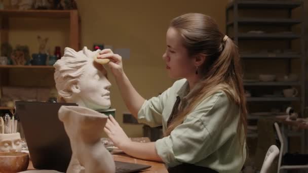 Widok Boku Talia Góry Młodej Białej Kobiety Rzeźbiarz Fartuchu Siedzi — Wideo stockowe