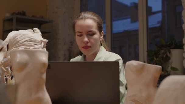 Dada Seorang Wanita Kaukasia Muda Dengan Spons Tangan Membersihkan Patung — Stok Video