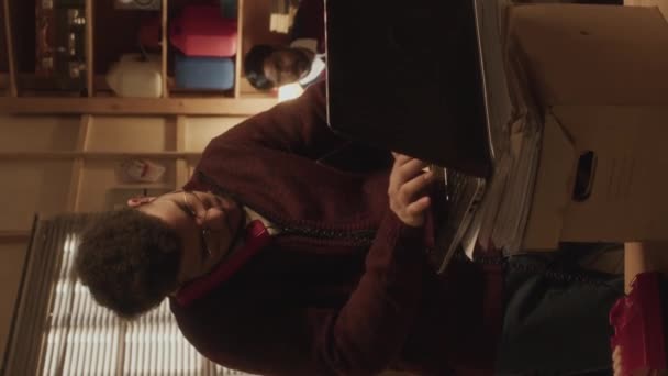 Вертикальний Середній Знімок Хлопця Бірао Який Використовує Ноутбук Виступає Дротовому — стокове відео
