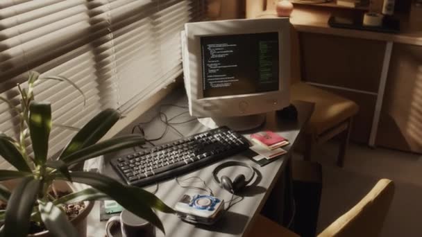 Nenhuma Pessoa Filmada Monitor Computador Desktop Antiquado Com Códigos Programa — Vídeo de Stock