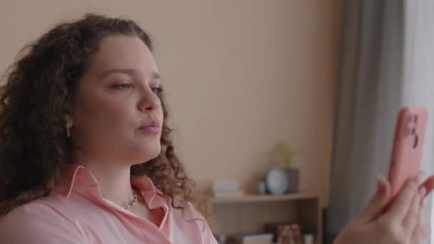 Στήθος Της Νεαρής Καυκάσιας Γυναίκας Βιντεοκλήση Στο Smartphone Ενώ Στο — Αρχείο Βίντεο