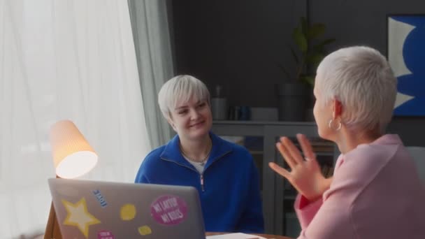 아늑한 아파트에서 노트북 책상에 앉아있는 언어를 말하는 코카서스 귀머거리 여성의 — 비디오