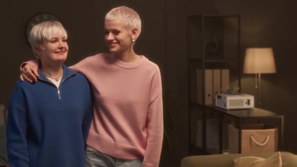 Kısa Saçlı Sağır Kadının Orta Boy Portresi Gülümseyen Birbirlerine Poz — Stok video