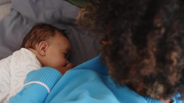 Arriba Toma Madre Joven Afroamericana Amamantando Bebé Acostado Sobre Una — Vídeos de Stock