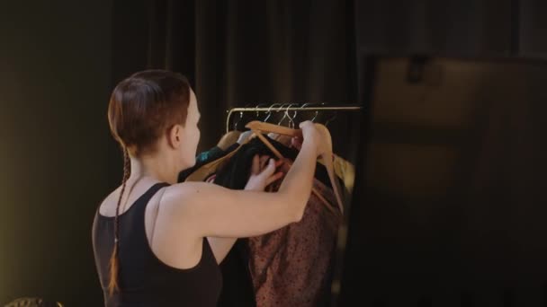 Taille Einer Weiblichen Mimin Die Der Garderobe Vor Dem Spiegel — Stockvideo