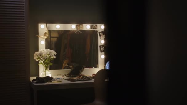 Arka Planda Yetişkin Kadın Pandomimci Ressamın Sahne Arkasında Aynanın Karşısına — Stok video