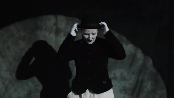 Yetenekli Yetişkin Kadın Pandomimcinin Sahne Arkasında Karanlık Sahnede Eski Göğsünü — Stok video