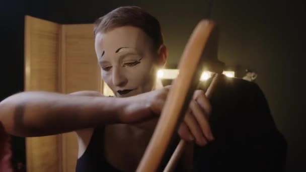 Sahne Arkasında Performans Için Giyinirken Siyah Kostüm Giyen Heyecanlı Kadın — Stok video