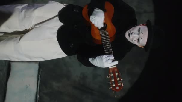 Vertical Medium Shot Sad Mime Artist Playing Ukulele Act Performance — Stock Video