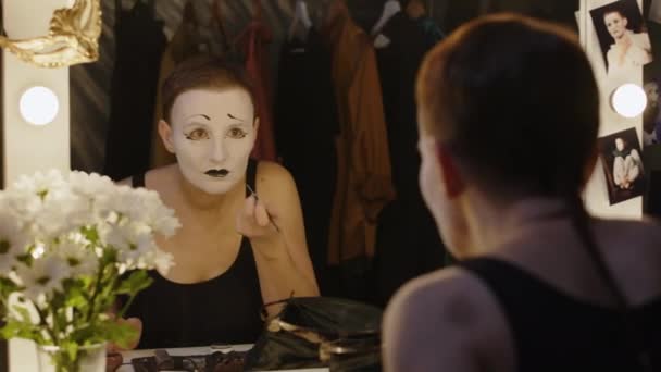 Kadın Pandomimci Sahne Arkasında Aynanın Önünde Oturmuş Beyaz Yüzüne Makyaj — Stok video