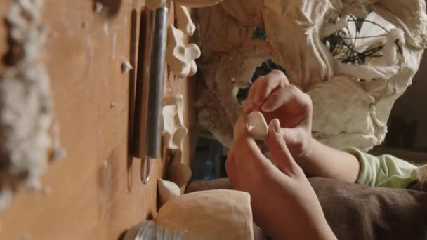 Colpo Ritagliato Verticale Lavorante Donna Irriconoscibile Esaminando Piccoli Oggetti Ceramica — Video Stock