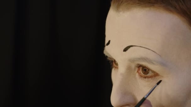 Medium Closeup Adult Mime Actress Using Thin Brush Black Paint — Stock Video